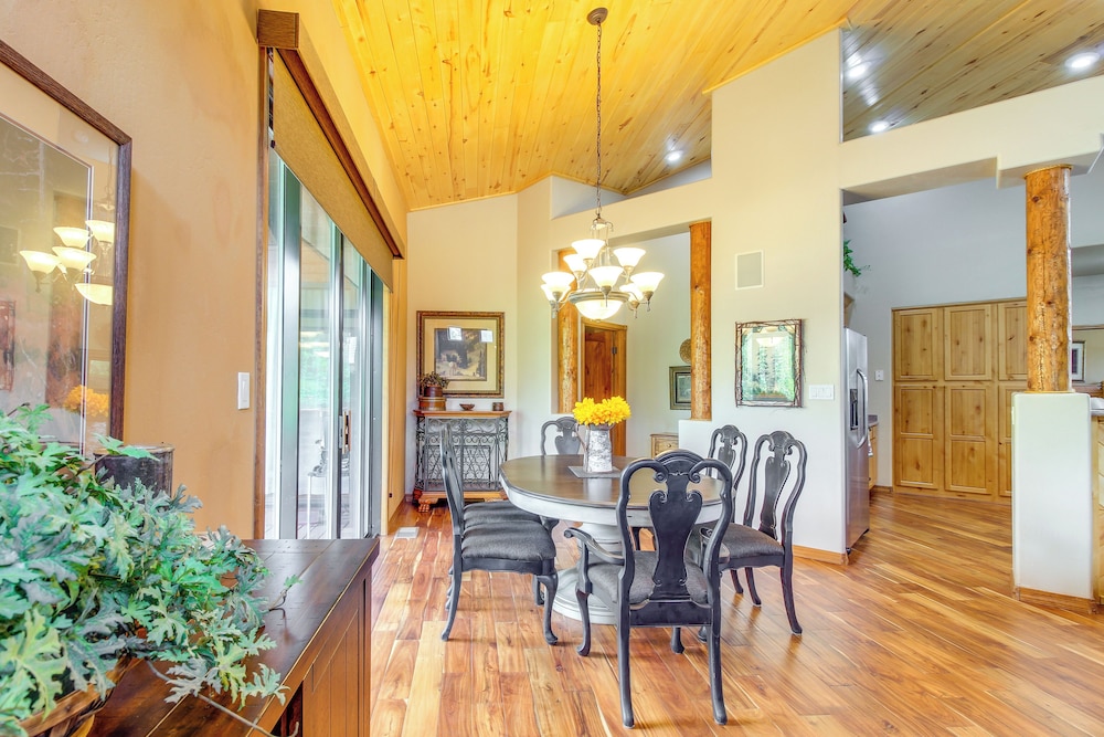 Cozy Show Low Lodge: Hike, Golf & Ski! view 3