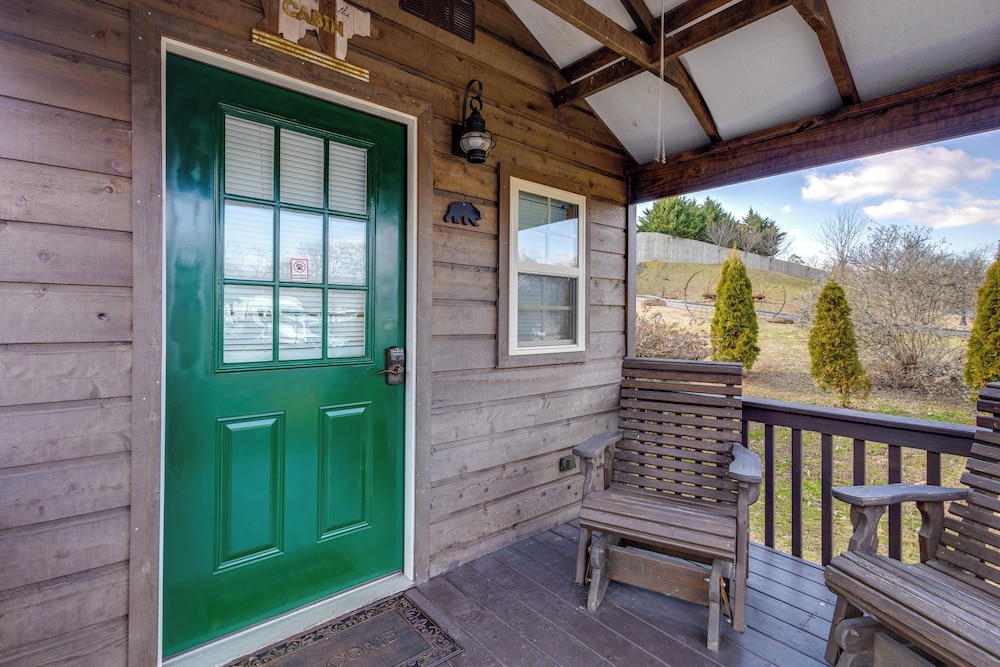 Patio, Fire Pit & Grill: Central Sevierville Cabin