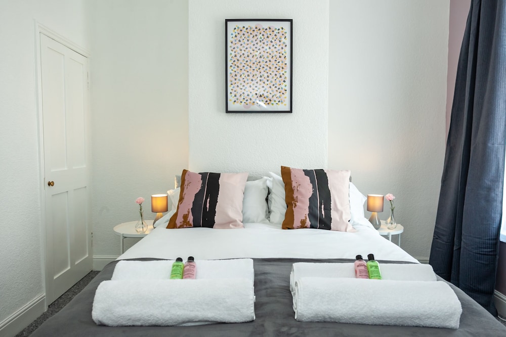 Cosy Home Near Station, Parking, Netflix, Sleeps 5 view 5