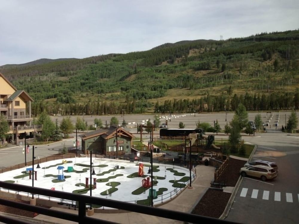 Experience Modern Relaxation & Luxury At Its Best! 2 Bedroom Condo by RedAwning view 4