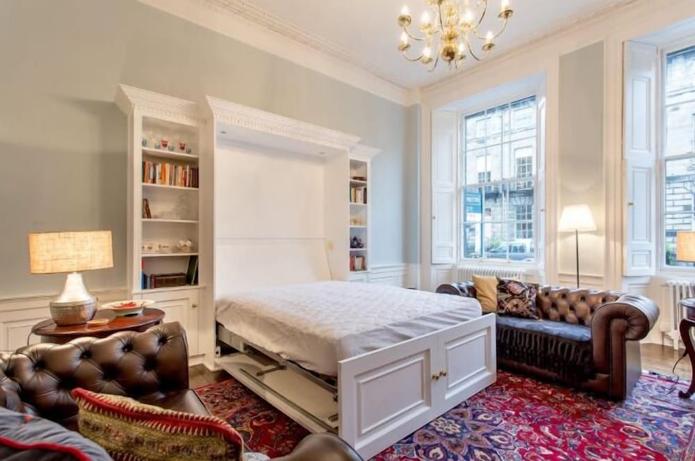 JOIVY Converted Flat in Historic Building in Desirable New Town view 3