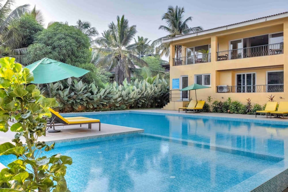 1bhk w Balcony and Pool - 5 Mins to Candolim Beach