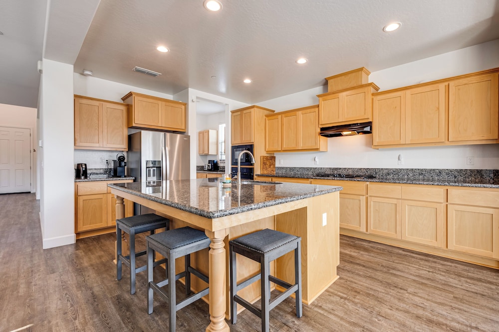 1 Mi to Golf! Spacious & Modern Home in Dinuba