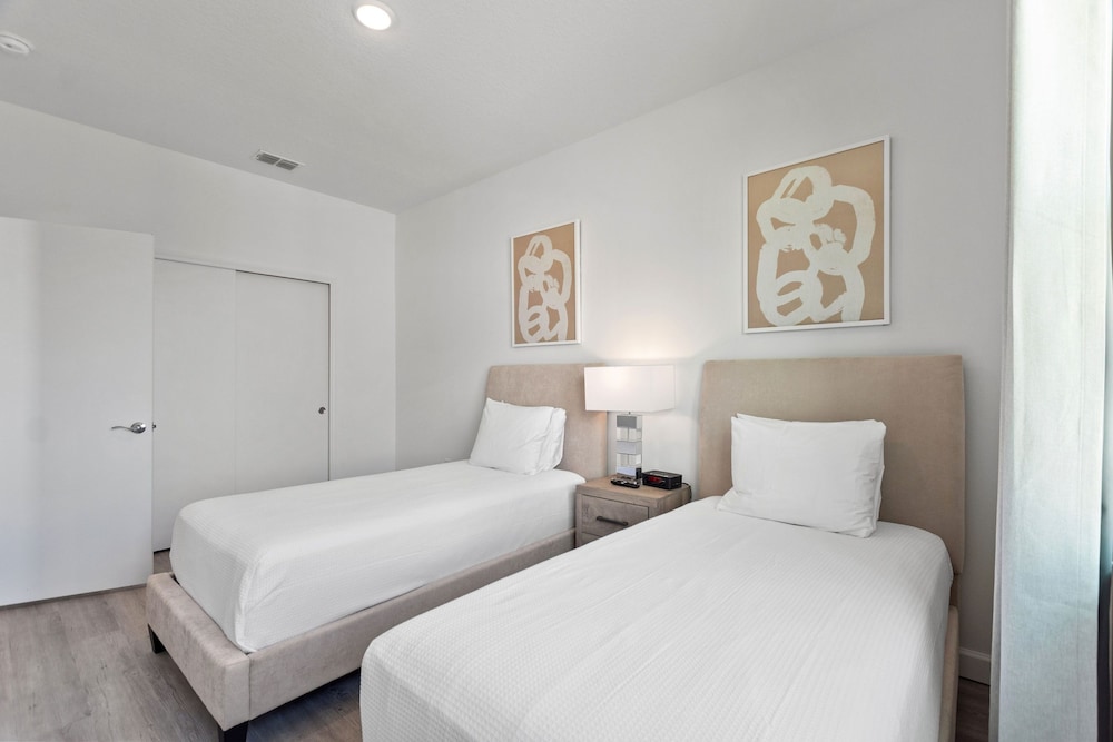 Harmony Haven Boutique Townhome At Azzure Resort Near Disney By Shine Villas 6 Bedroom Townhouse