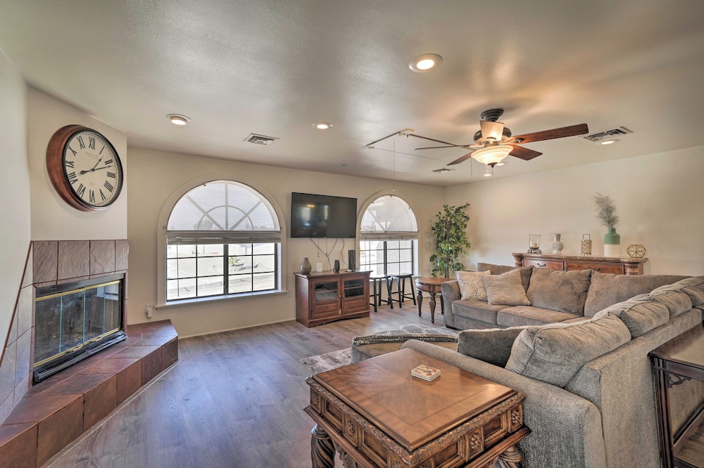 Putting Green & Pool Table: Lake Havasu City Gem!
