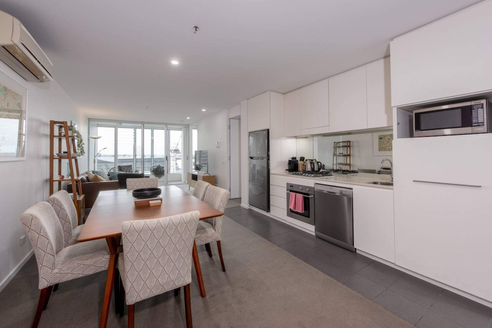 Convenient 2-bedroom Apt in Docklands With Pool