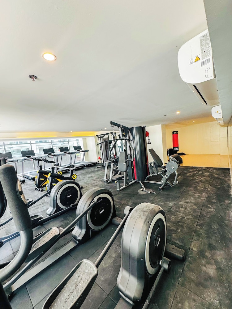 Luxury Penthouse & High-Floor Hotel near City of Dreams, Airport, Okada, and Solaire Casino
