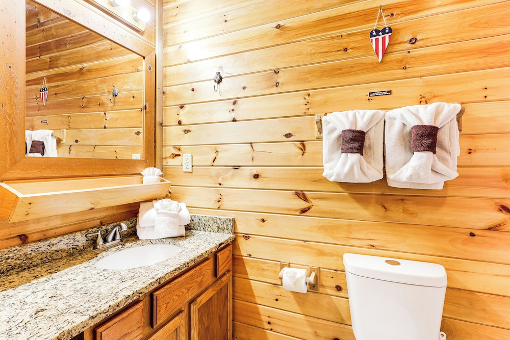 Cabin w/ Deck, Hot Tub & Douglas Lake Resort Perks