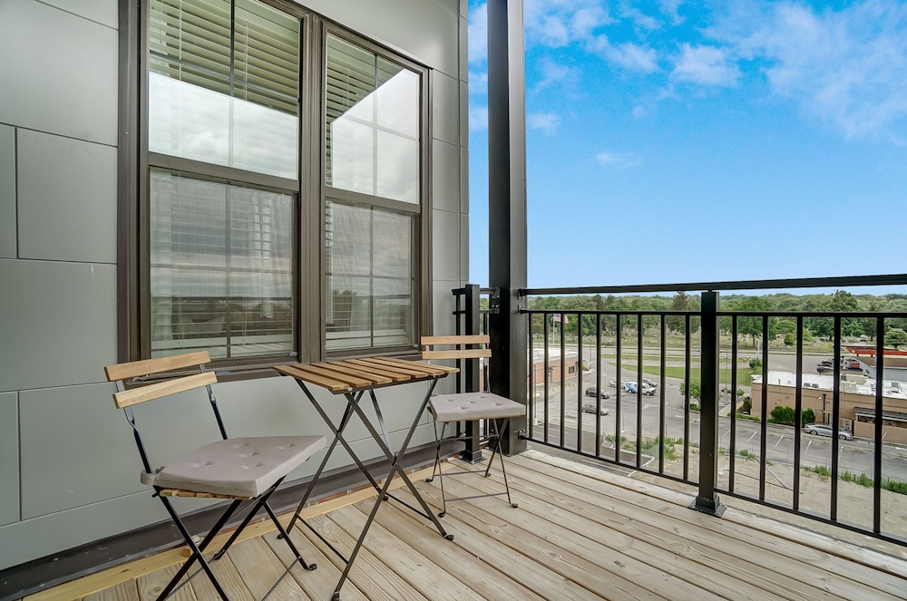 Opulent Corner 2BR Near OSU w Garage Parking