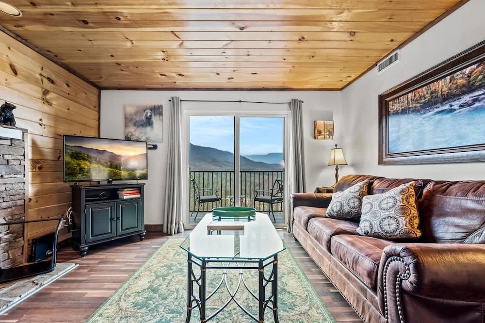 Sleeps 4 Heated Pool Hot Tub Mountain View