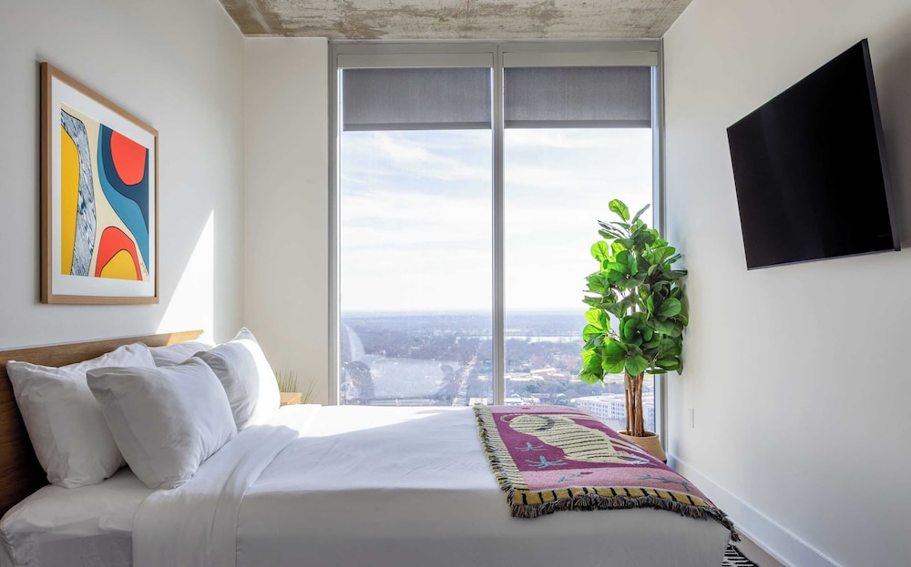 Luxe High Rise Near DT Austin w/ Views Rooftop Pool, Gym, & Luxe Amenities