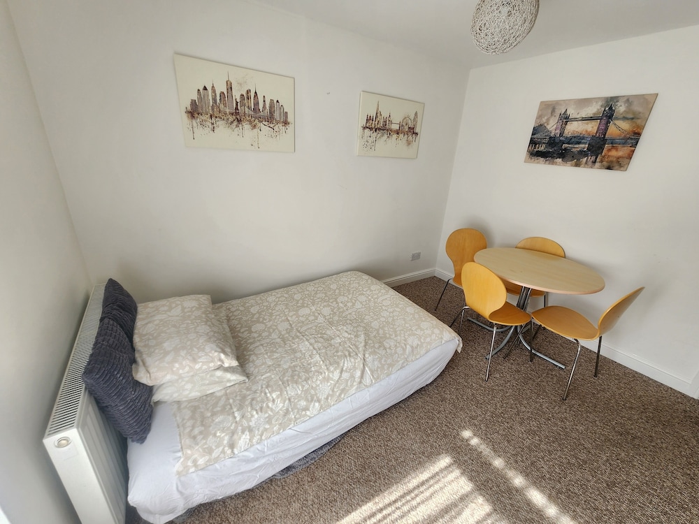 2-bed Flat With Superfast Wi-fi DW Lettings 29br view 3