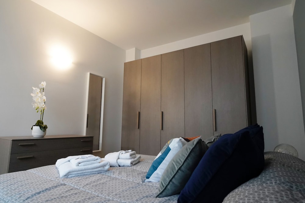 Candiani Building - Bright Spacious 1 BR w Balcony in Bovisa