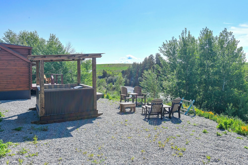 Teton Mtn Views: Peaceful Riverfront Cabin!
