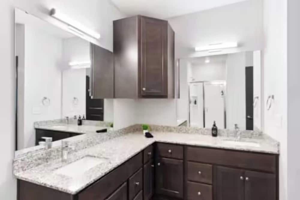 Luxe King 2BR Suite in North Raleigh