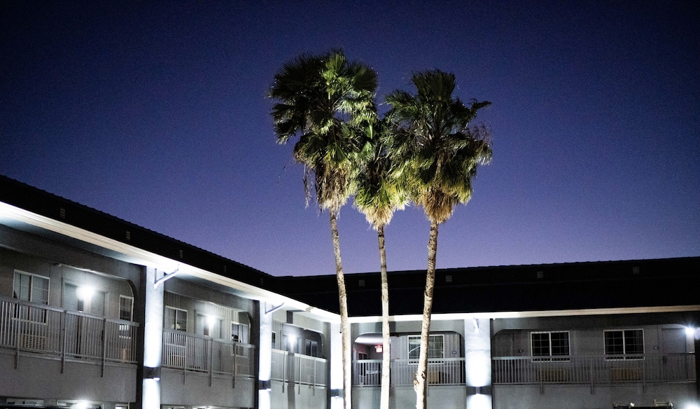 Hotel Rodeway Inn & Suites - Image 1