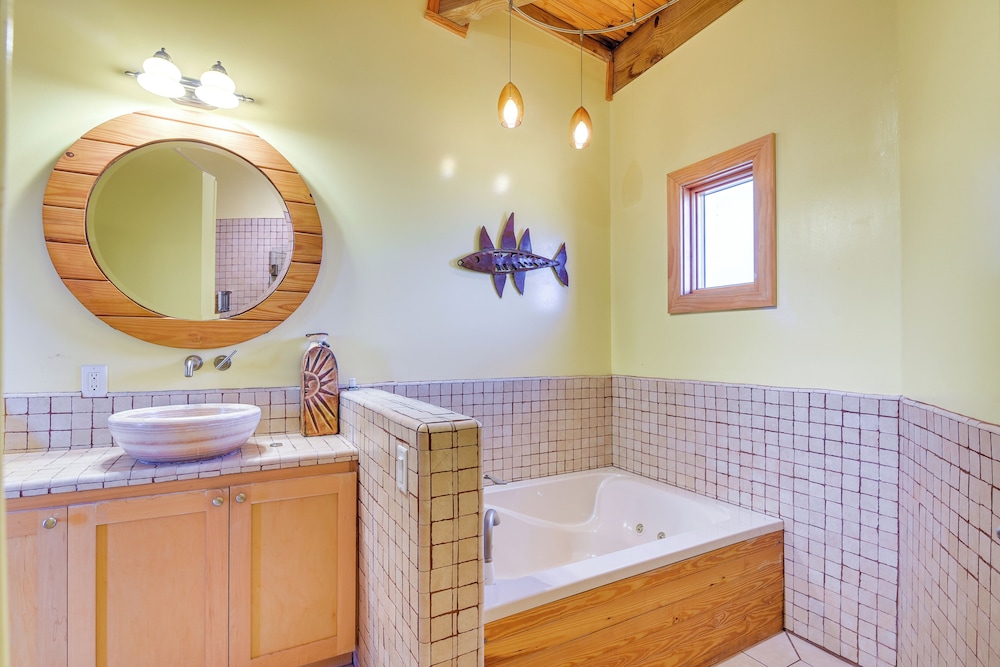 Oceanfront Home w/ Beach Access in Galveston