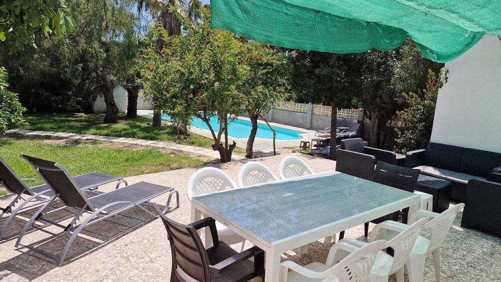 House With Exclusive Pool and Garden 7 min Walk From the Beach and the Center