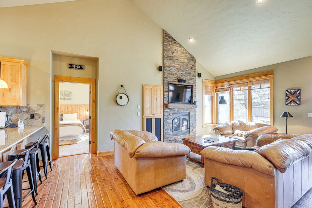 Mountain-view Cabin Near Trails in Powell Butte!