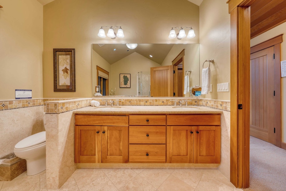 Cedars at Palisades by Avantstay Hot Tub, Resort Access, and Mountain Views