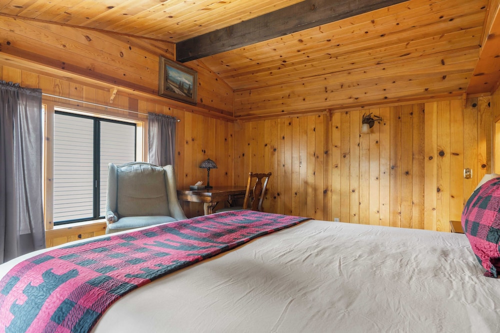 Lakeview Cabin w/ Game Room & Deck Near Ski Slopes & Trails Sleeps 20 Waterview by Avantstay