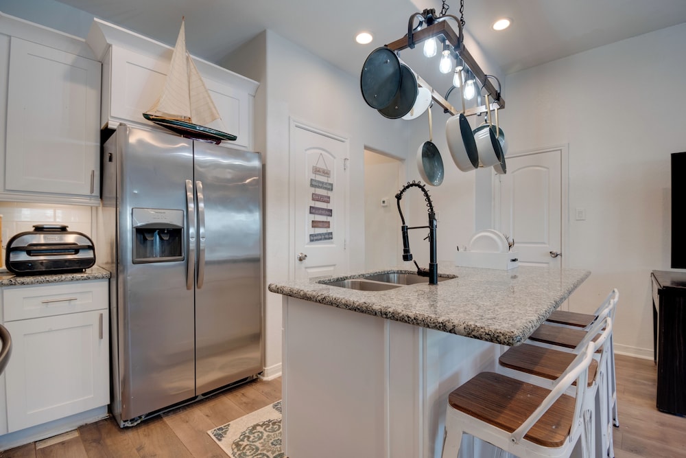 2 Mi to Lake Conroe Access: Home w/ Pool Table!
