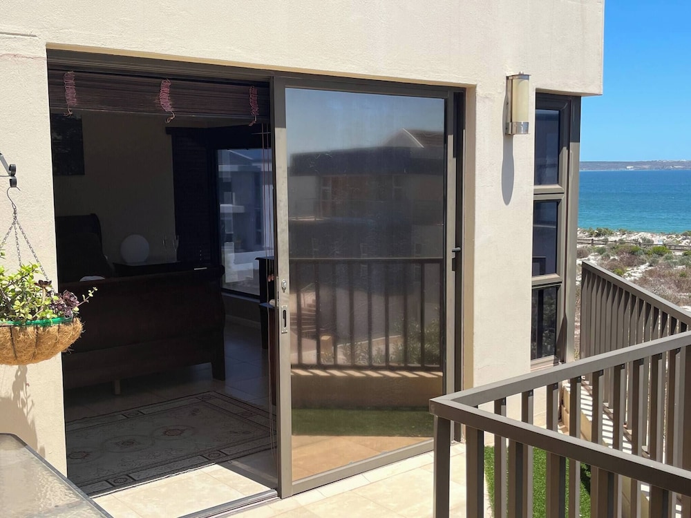 Whispering Waves - Serene Langebaan Getaway With Breathtaking Views