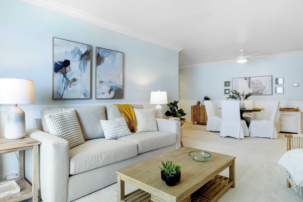 Oceanfront Gem w/ Balcony, Pool, Hot Tub & Carbon Beach Access Bluewater Haven by Avantstay