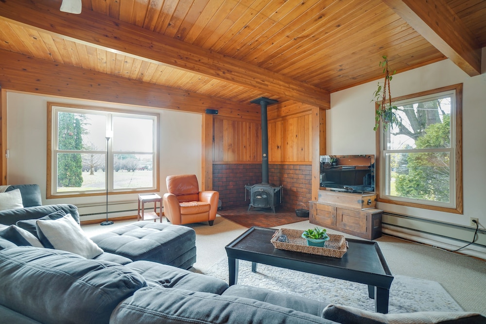 Grand Rural Wisconsin Retreat: Full Indoor Gym