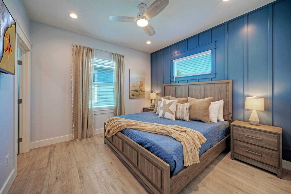 Deja Blue Coastal Retreat w/ Pool, Firepit, BBQ & Outdoor TV Lounge