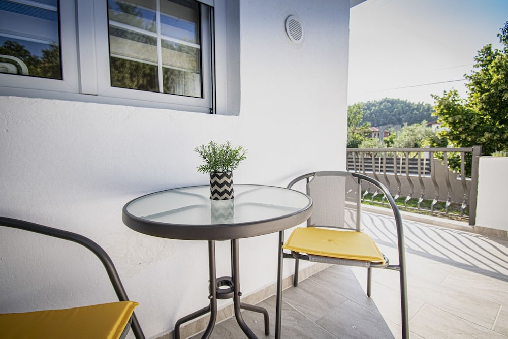 Forest View Apartment 2 by Rentalspro