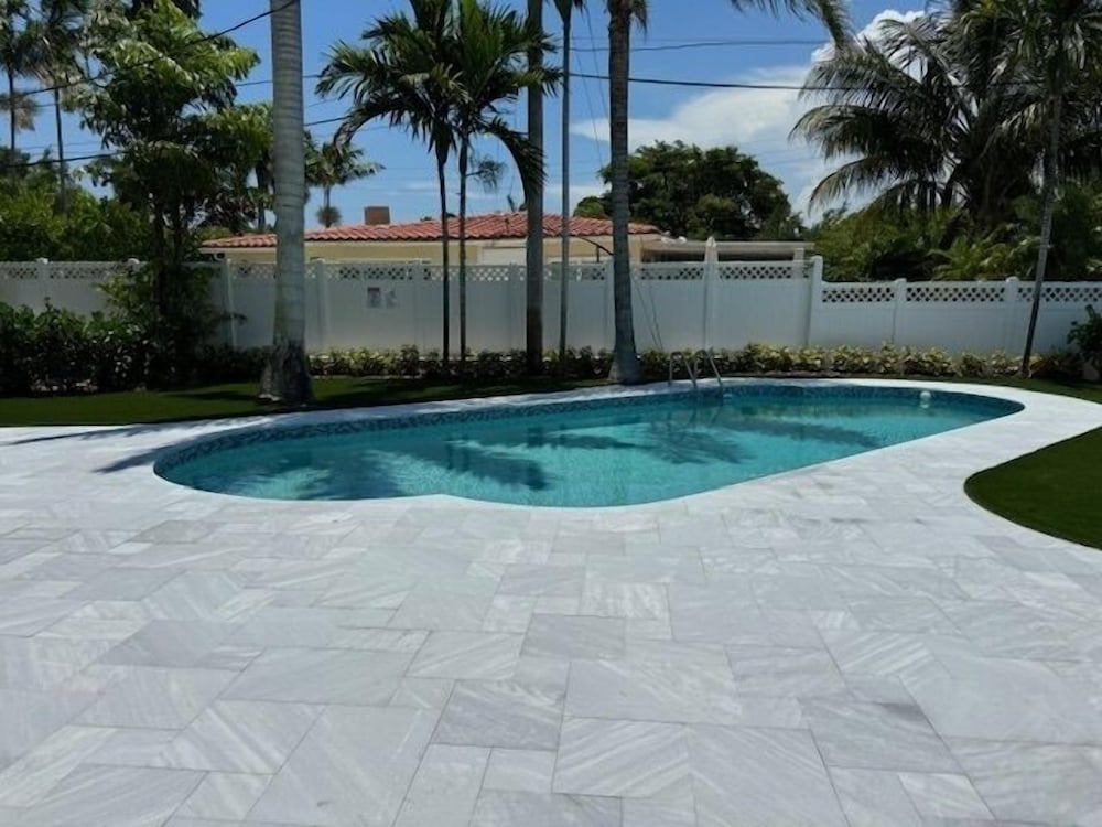 Mid Century Modern Pool Home In The Best Location! 2 Bedroom Home by RedAwning - Image 4