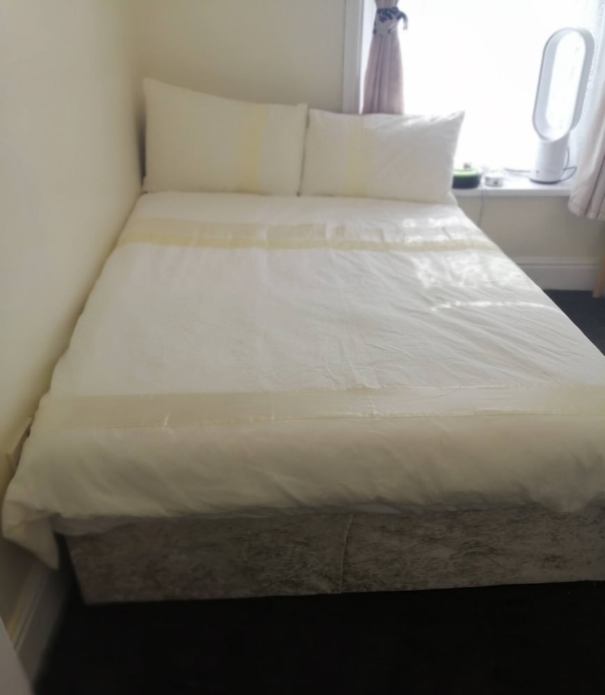 Room-charming Bradford Room to Rent With