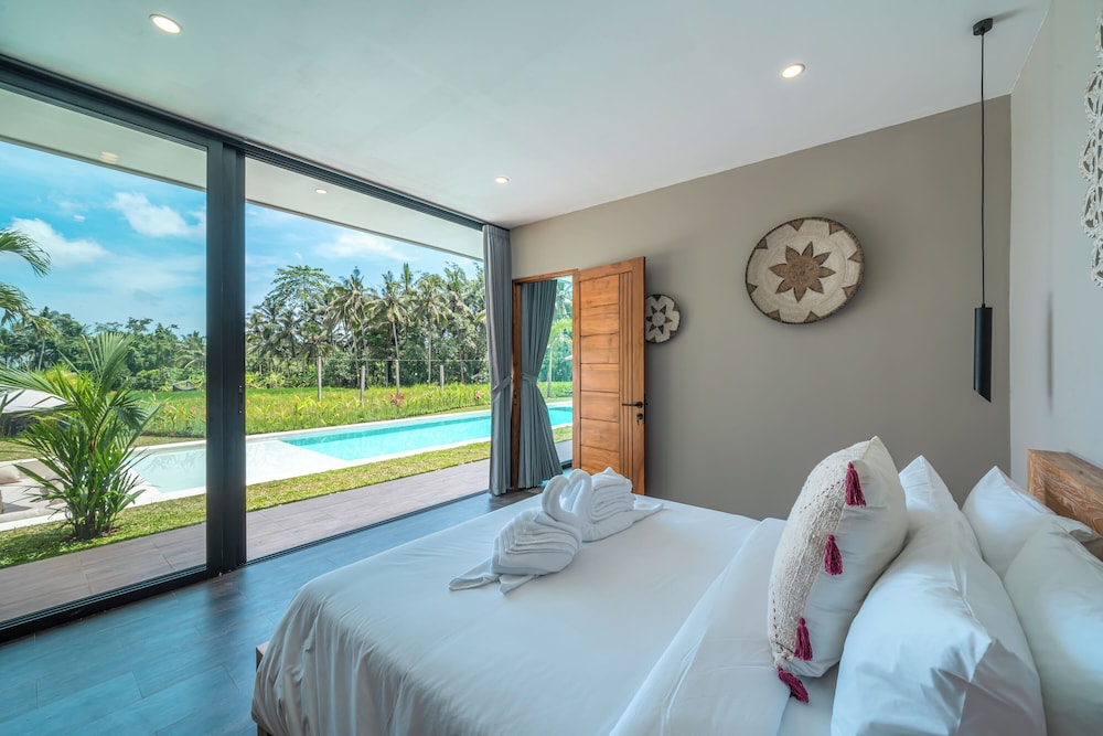 Xanadu - 5BR Ubud Designer Villa, Pool with Rice Fields Views