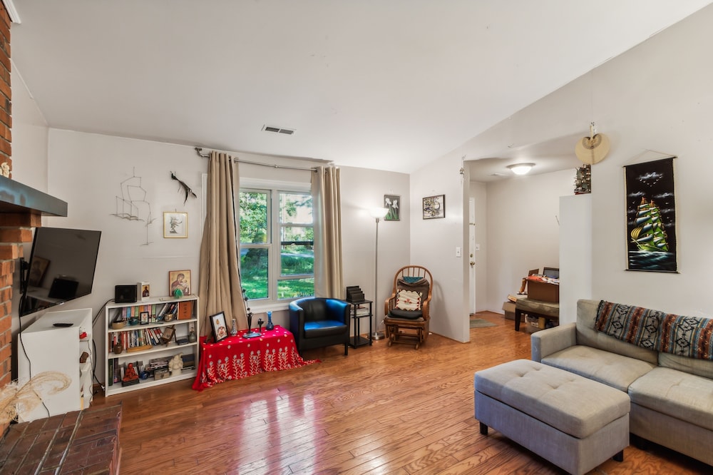 Charming Family Retreat With Scenic Views 3 Bedroom Home