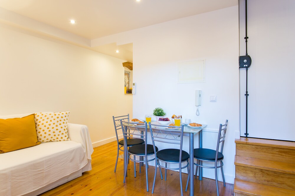 JOIVY Cosy 1-bed flat w/balcony in Alfama, moments from the Port