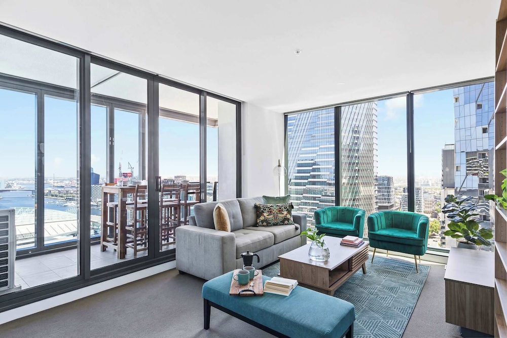A Cozy 2BR Apt With Harbour Views and Free Parking