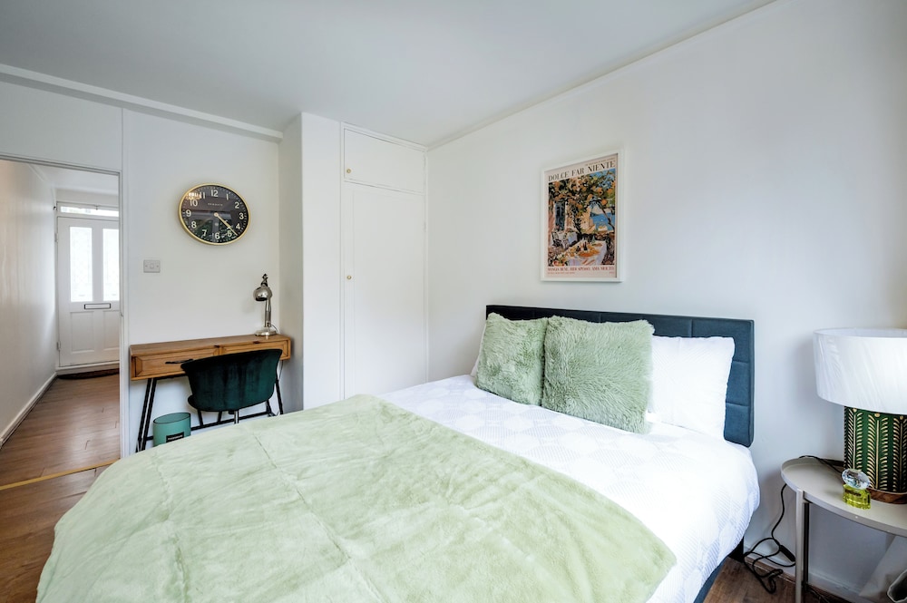 Cozy 2 bedroom flat- Heart of Victoria