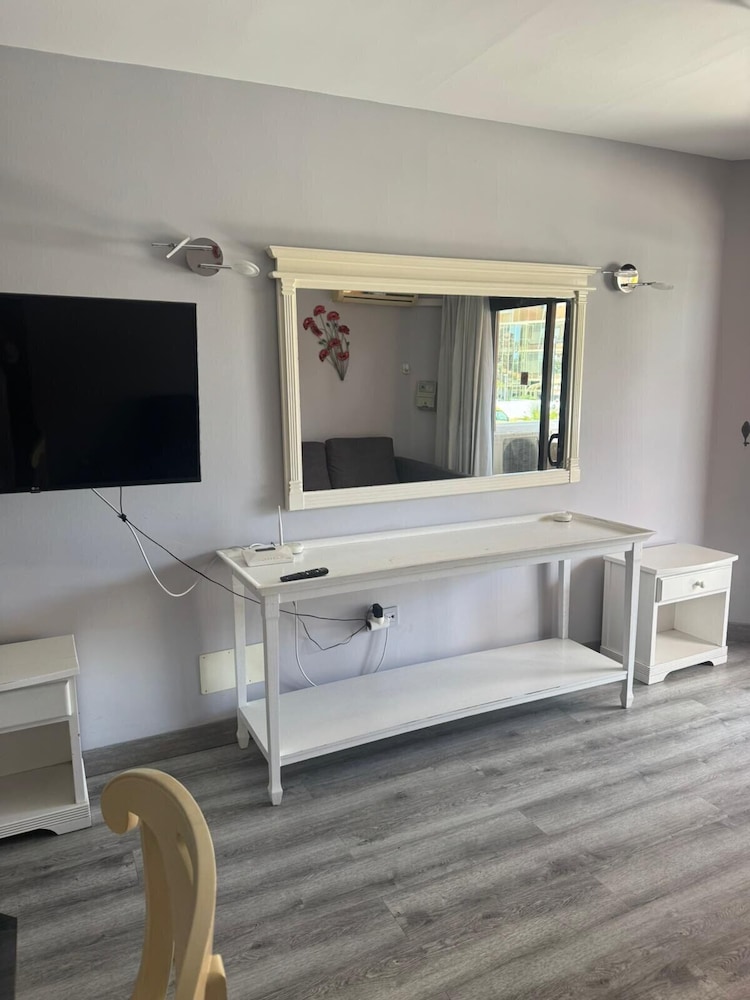 Las Americas 1-bed Apt, Sleeps 5, Pool, Parking