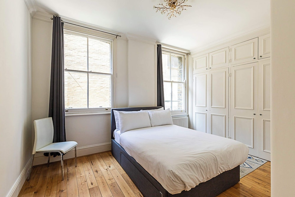 Kensington Tranquility: Elegant Two-bed Retreat