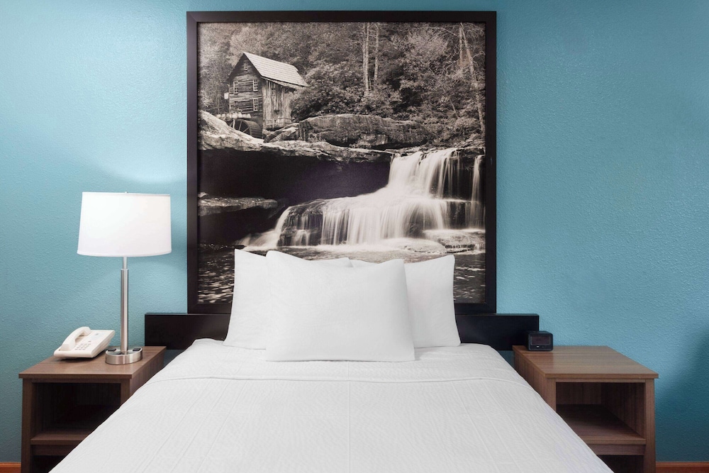 Super 8 by Wyndham McHenry/Fox Lake Area - Property Image 1