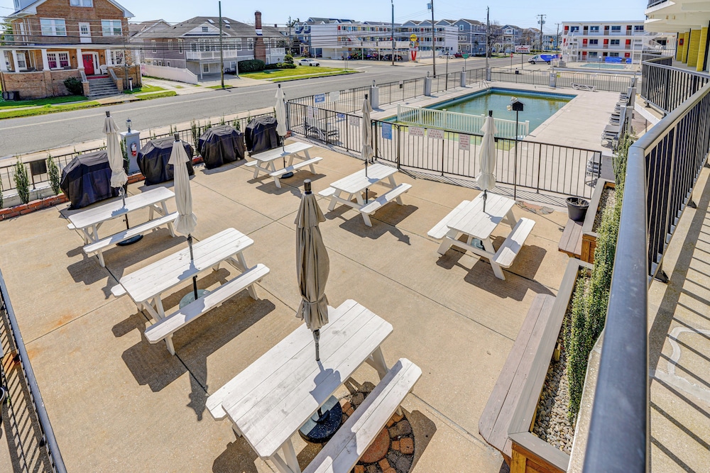 Walk to Beach: North Wildwood Condo w/ Pool Access