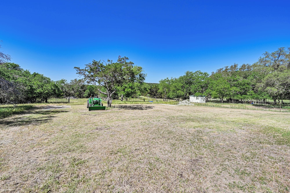 6 Mi to Topsey Exotic Ranch: Retreat on 12 Acres!