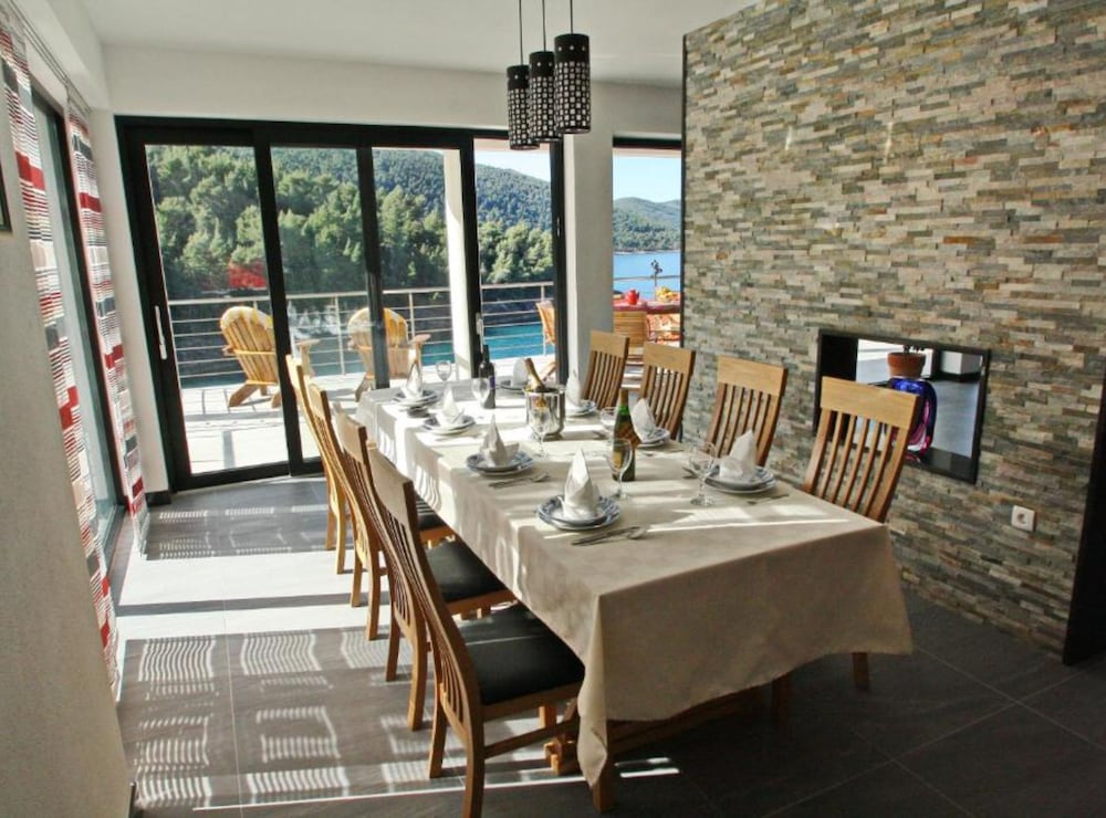 Beachfront Luxury Villa With Private Pool and Stunning Sea Views