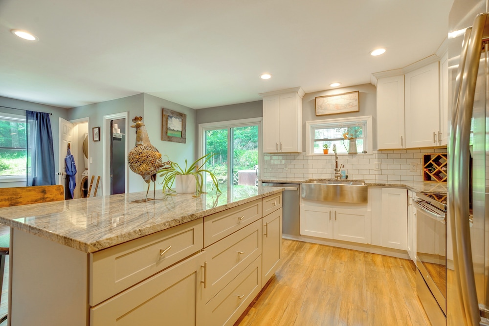 Walk to Putnam Lake: Updated Home w/ Deck