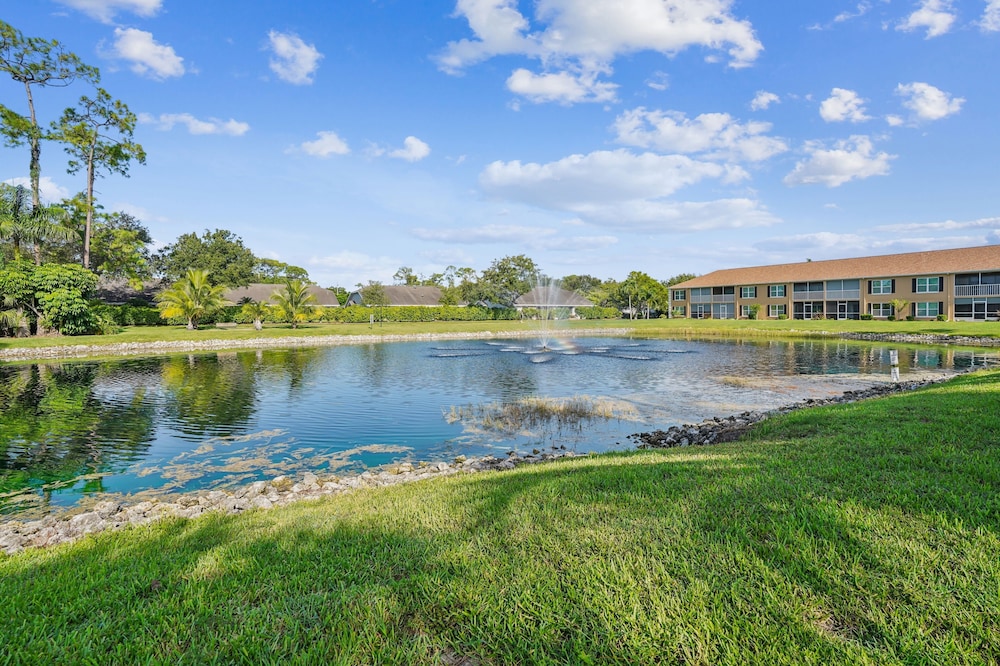 Relaxed Tropical Retreat 5 Miles To Beach 3 Bedroom Home