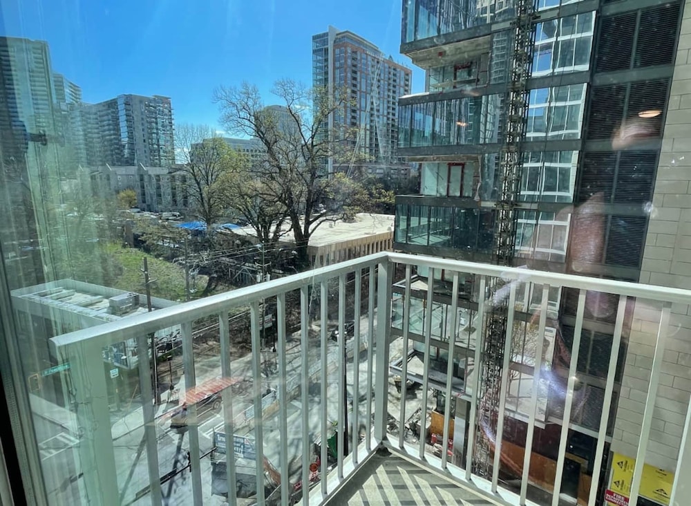 Mid-town Luxury Apt High Rise Gym Pool Parking