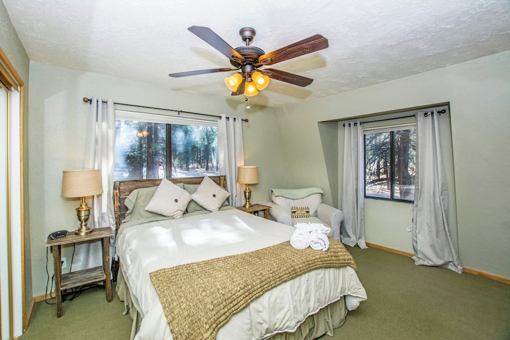 88 Acres Cottage in Big Bear w HotTub