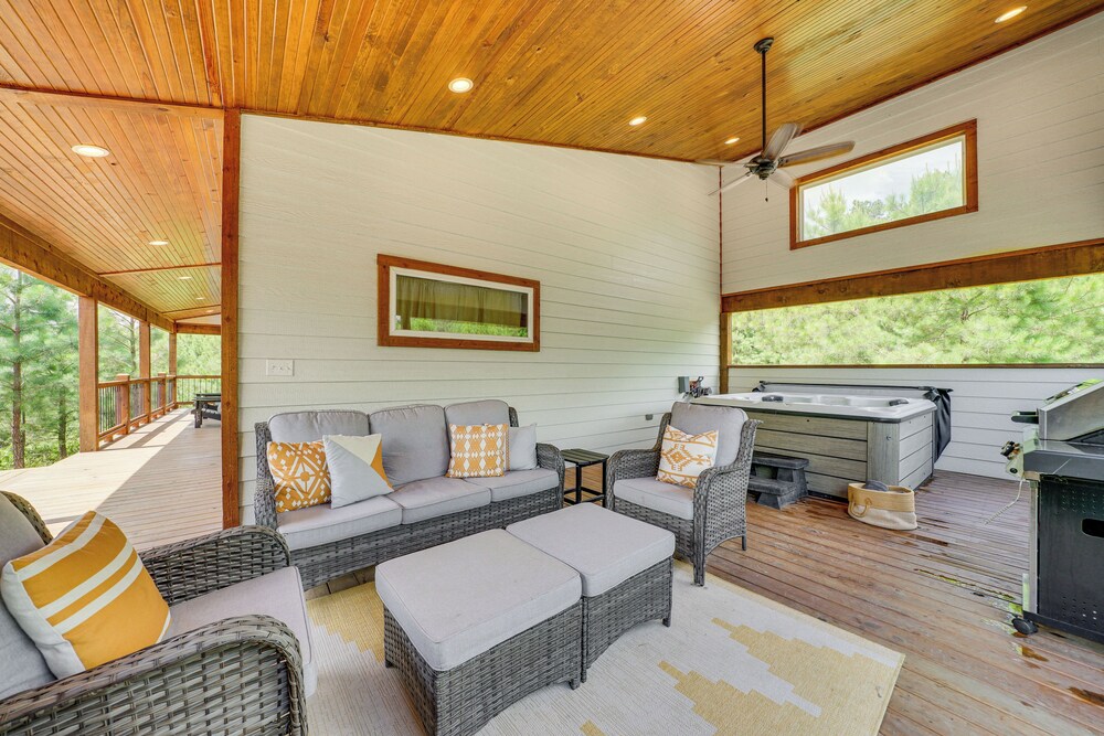 Tree-lined Broken Bow Studio Cabin w/ Hot Tub!
