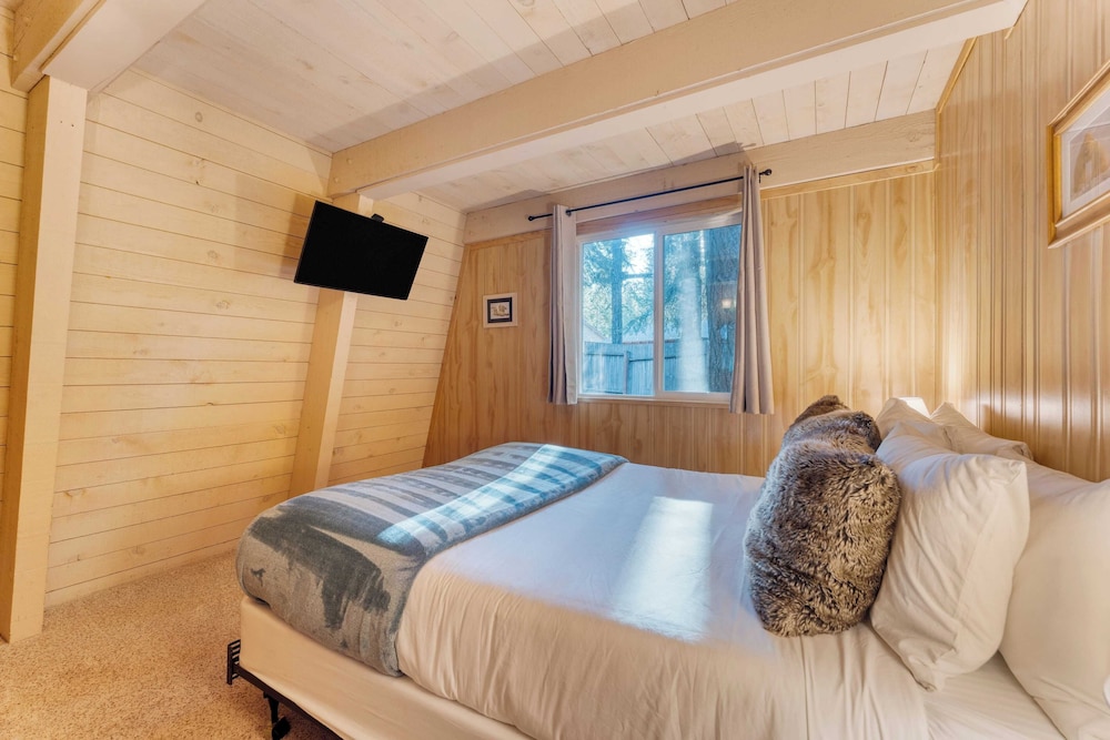 Lundy Bearden Serene Tahoe Retreat With Deck, Fireplace, and Forest Views